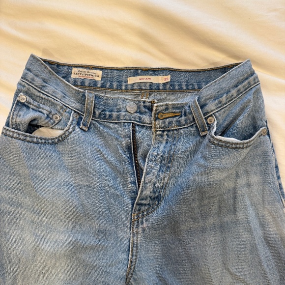 Levi’s Mom Jean - Picture 2 of 6